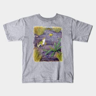 Frog looking over the menu Kids T-Shirt